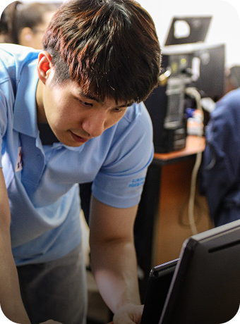 컴퓨터를 바라보며 , 봉사를 하는 모습