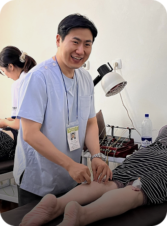 한의약해외의료봉사단원이 봉사하는 모습