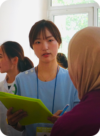 의료봉사를 하고 있는 봉사단원 (대화하는 모습)